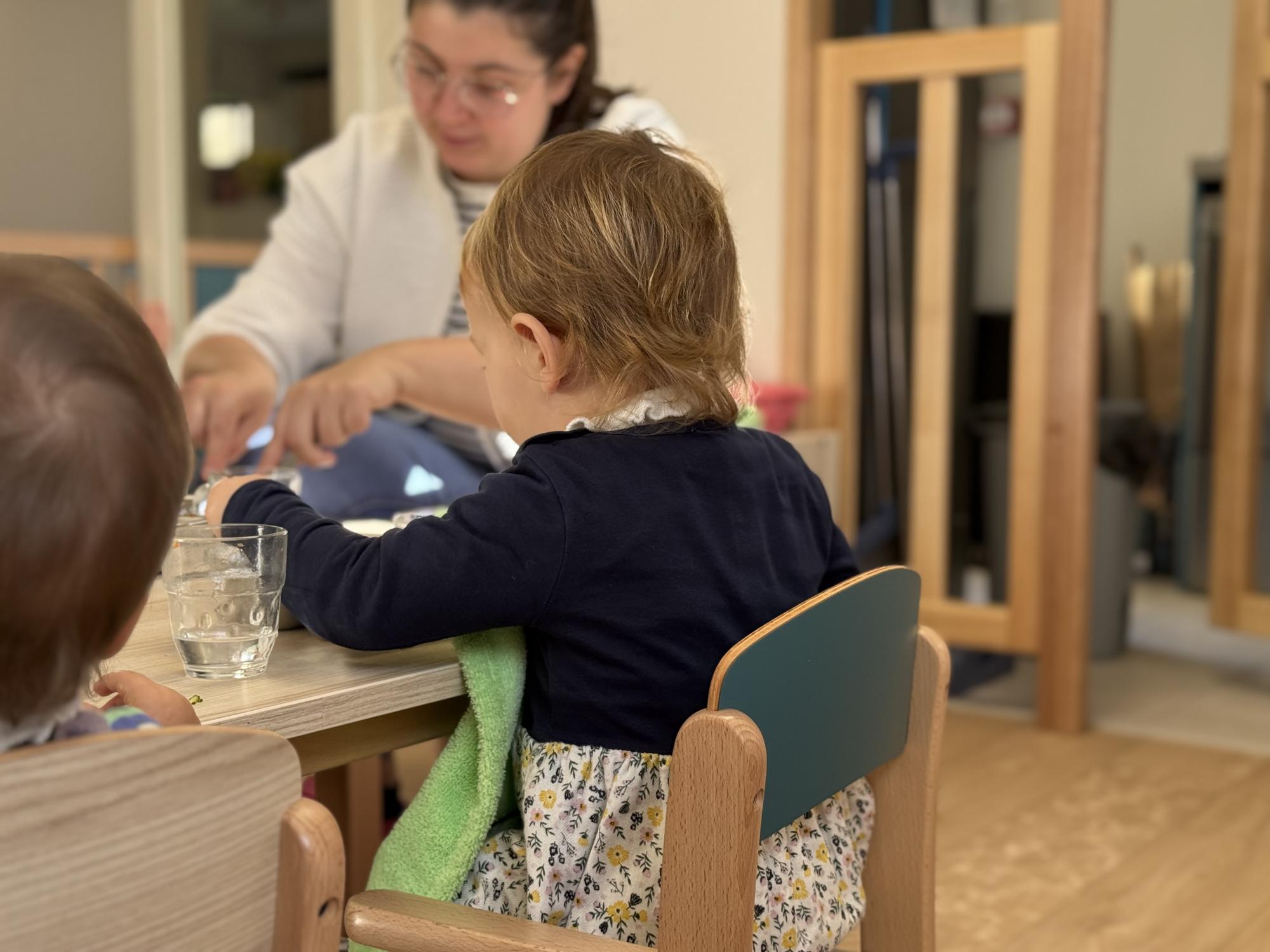 Le repas à la micro-crèche Les Bambins à Varen